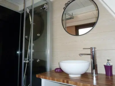 Salle de bains dans l'établissement La Rossignolerie - Cabane aux oiseaux