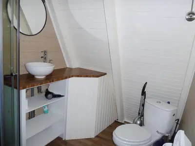 Salle de bains dans l'établissement La Rossignolerie - Cabane aux oiseaux