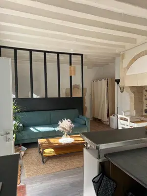 Coin salon dans l'établissement T1 bis avec cour au pied des remparts, Vieux Mans