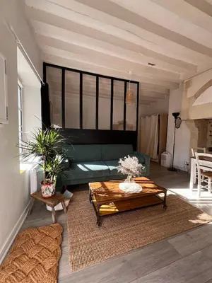 Coin salon dans l'établissement T1 bis avec cour au pied des remparts, Vieux Mans