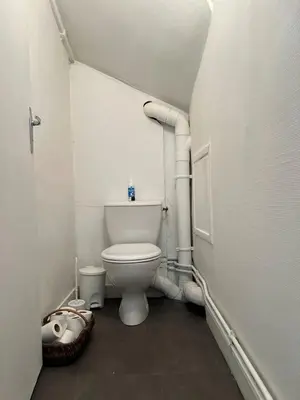 Salle de bains dans l'établissement T1 bis avec cour au pied des remparts, Vieux Mans
