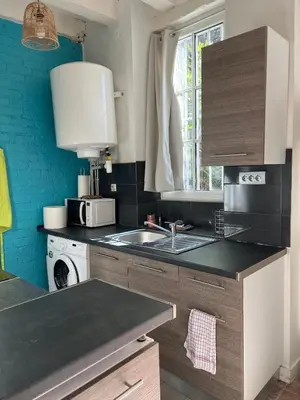 Cuisine ou kitchenette dans l'établissement T1 bis avec cour au pied des remparts, Vieux Mans