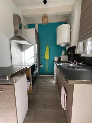 Cuisine ou kitchenette dans l'établissement T1 bis avec cour au pied des remparts, Vieux Mans