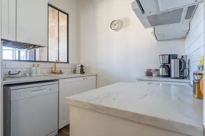 Cuisine ou kitchenette dans l'établissement Le Nid de la Colombe - By PrestiPlace