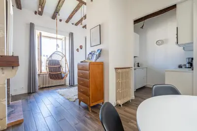 Télévision ou salle de divertissement dans l'établissement Le Nid de la Colombe - By PrestiPlace