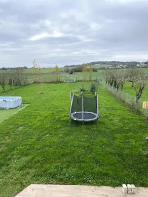 Jardin de l'établissement Maison en pierre, proche du Futuroscope