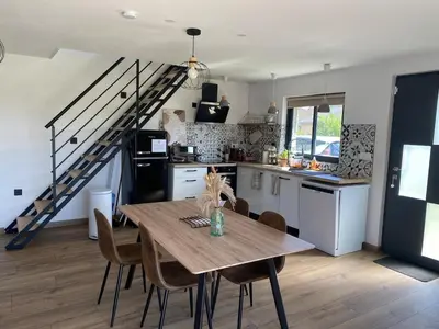 Cuisine ou kitchenette dans l'établissement Maison en pierre, proche du Futuroscope