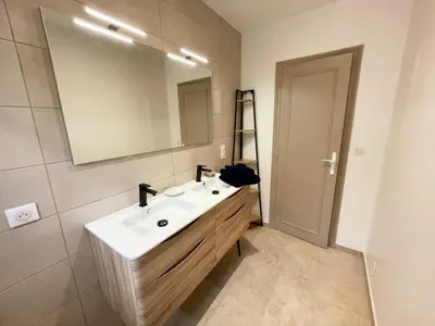 Salle de bains dans l'établissement Gîte tout confort avec jardin clos à Pocé-sur-Cisse - FR-1-381-630