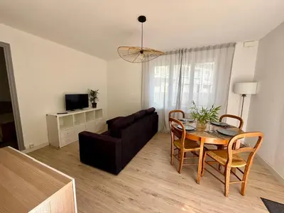 Télévision ou salle de divertissement dans l'établissement Charmante maison calme proche gare TGV Saint-Pierre-des-Corps