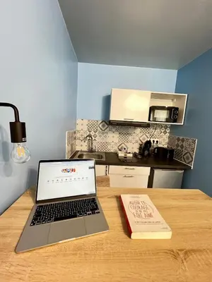 Cuisine ou kitchenette dans l'établissement Studio Lisbonne - Plein centre-ville refait à neuf avec parking gratuit