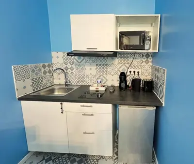 Cuisine ou kitchenette dans l'établissement Studio Lisbonne - Plein centre-ville refait à neuf avec parking gratuit