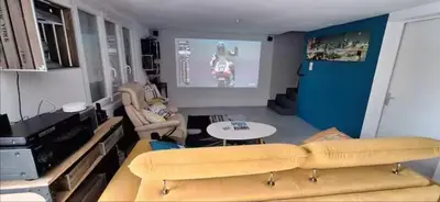 Télévision ou salle de divertissement dans l'établissement Maison proche du circuit des 24H du Mans