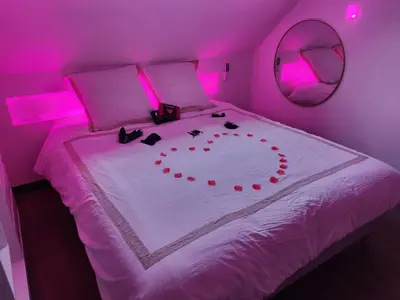 Un ou plusieurs lits dans un hébergement de l'établissement Le coq'oon de Challes- love room