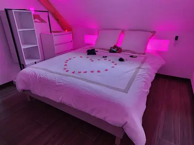 Un ou plusieurs lits dans un hébergement de l'établissement Le coq'oon de Challes- love room