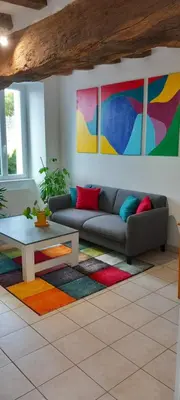 Coin salon dans l'établissement APT Iere ETAGE PARKING PRIVE AVEC GARAGE MOTO VELO