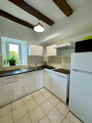 Cuisine ou kitchenette dans l'établissement APT Iere ETAGE PARKING PRIVE AVEC GARAGE MOTO VELO