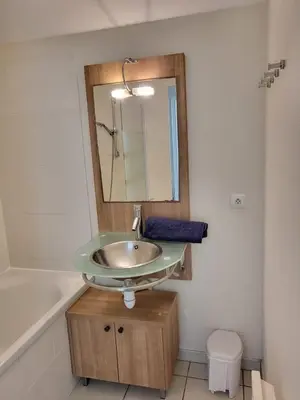 Salle de bains dans l'établissement Havre de paix à Azay-le-Rideau - piscine chauffée