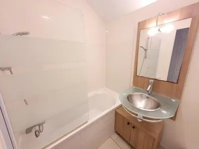 Salle de bains dans l'établissement Havre de paix à Azay-le-Rideau - piscine chauffée