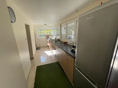Cuisine ou kitchenette dans l'établissement Gîte Historique à Tours avec Jardin et WIFI Inclus - FR-1-381-635