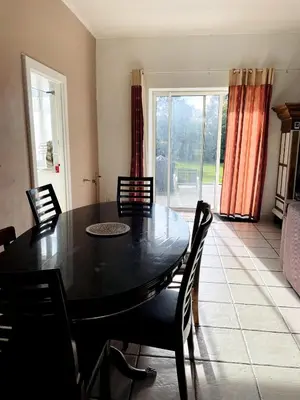 Coin salon dans l'établissement Maison de campagne sarthoise