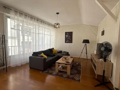 Coin salon dans l'établissement Relais des Arts, très spacieux et lumineux centre ville thouars
