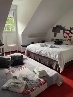 Un ou plusieurs lits dans un hébergement de l'établissement Chambres dans maison avec piscine toboggan aquatique et spa