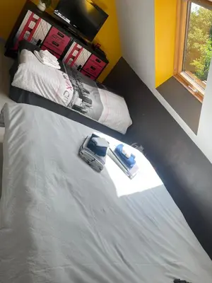 Un ou plusieurs lits dans un hébergement de l'établissement Chambres dans maison avec piscine toboggan aquatique et spa