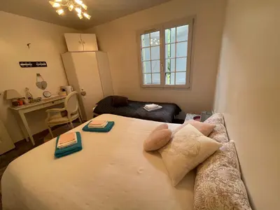Un ou plusieurs lits dans un hébergement de l'établissement Chambres dans maison avec piscine toboggan aquatique et spa