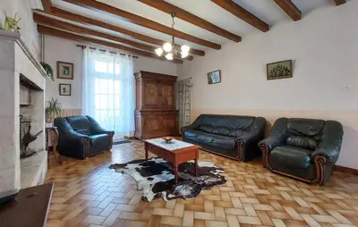 Coin salon dans l'établissement Stunning Home In Ceaux-En-Loudun