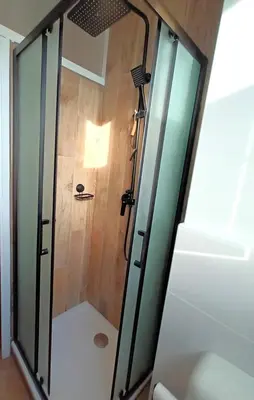Salle de bains dans l'établissement Le Joli Vert - T2 - Cosy - Wifi - TV - Lave-linge