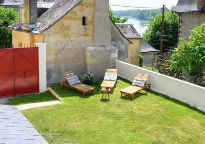 Jardin de l'établissement Maison semi-troglodyte entre Loire et châteaux