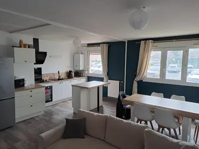 Cuisine ou kitchenette dans l'établissement Appartement Proche Gare et Circuit 24h