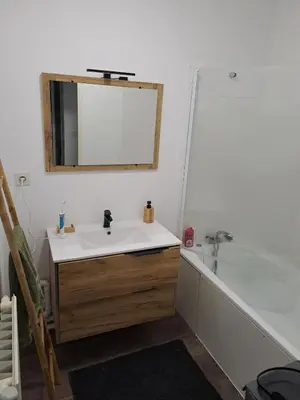Salle de bains dans l'établissement Appartement Proche Gare et Circuit 24h