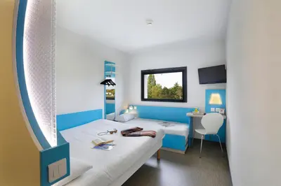 Un ou plusieurs lits dans un hébergement de l'établissement First Inn Hotel Blois