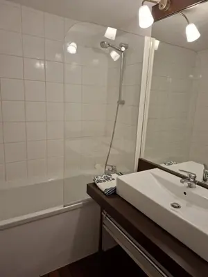 Salle de bains dans l'établissement Cottage Rubens 11 2chambres calme