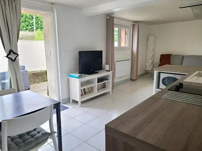 Télévision ou salle de divertissement dans l'établissement Charmant logement lumineux - Terrasse privee - Wifi