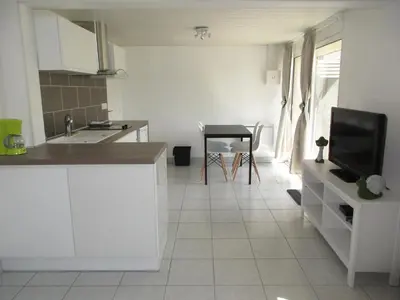 Cuisine ou kitchenette dans l'établissement Charmant logement lumineux - Terrasse privee - Wifi