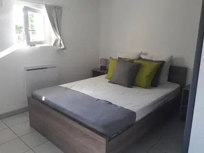 Un ou plusieurs lits dans un hébergement de l'établissement Charmant logement lumineux - Terrasse privee - Wifi