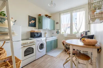 Cuisine ou kitchenette dans l'établissement La Catalane, parking privé, spacieux avec balcon