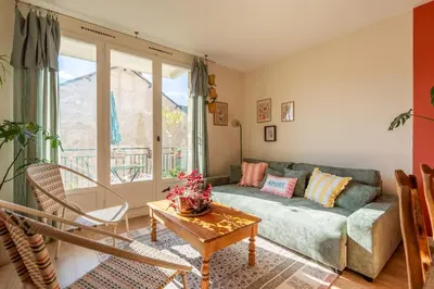 Coin salon dans l'établissement La Catalane, parking privé, spacieux avec balcon
