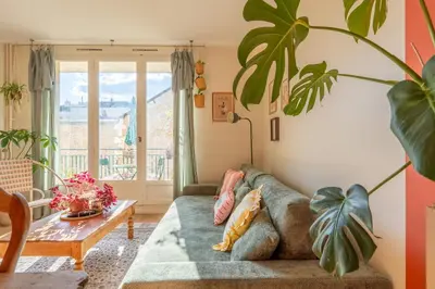 Coin salon dans l'établissement La Catalane, parking privé, spacieux avec balcon