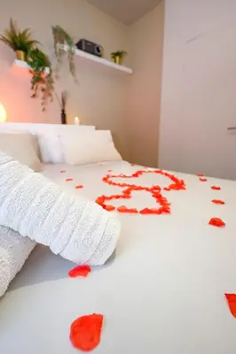 Un ou plusieurs lits dans un hébergement de l'établissement Suite romantique avec Spa