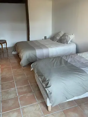 Un ou plusieurs lits dans un hébergement de l'établissement Maison en RDC an Campagne bucolique