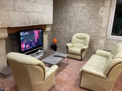 Télévision ou salle de divertissement dans l'établissement Maison en RDC an Campagne bucolique