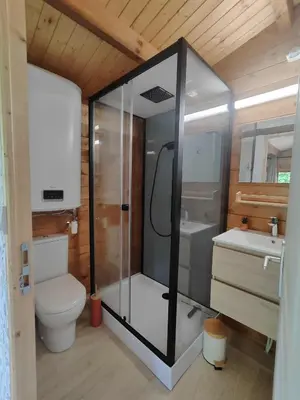 Salle de bains dans l'établissement Camping Les Rochelles