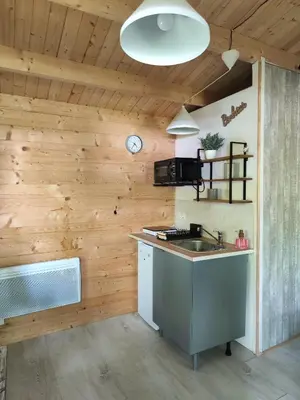 Cuisine ou kitchenette dans l'établissement Camping Les Rochelles