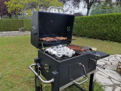 Barbecue disponible mis à disposition des clients de la maison de vacances