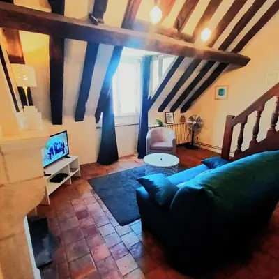 Coin salon dans l'établissement LE PLUM'LOFT, Duplex au cœur du Vieux Tours - Wifi - Tv