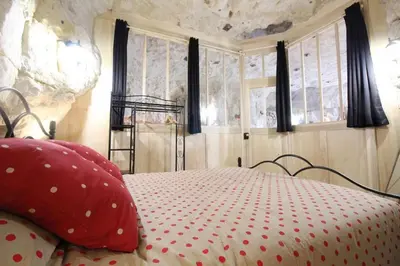 Un ou plusieurs lits dans un hébergement de l'établissement La Grotte Rouge, gîte troglodyte 6 personnes