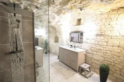 Salle de bains dans l'établissement La Grotte Rouge, gîte troglodyte 6 personnes